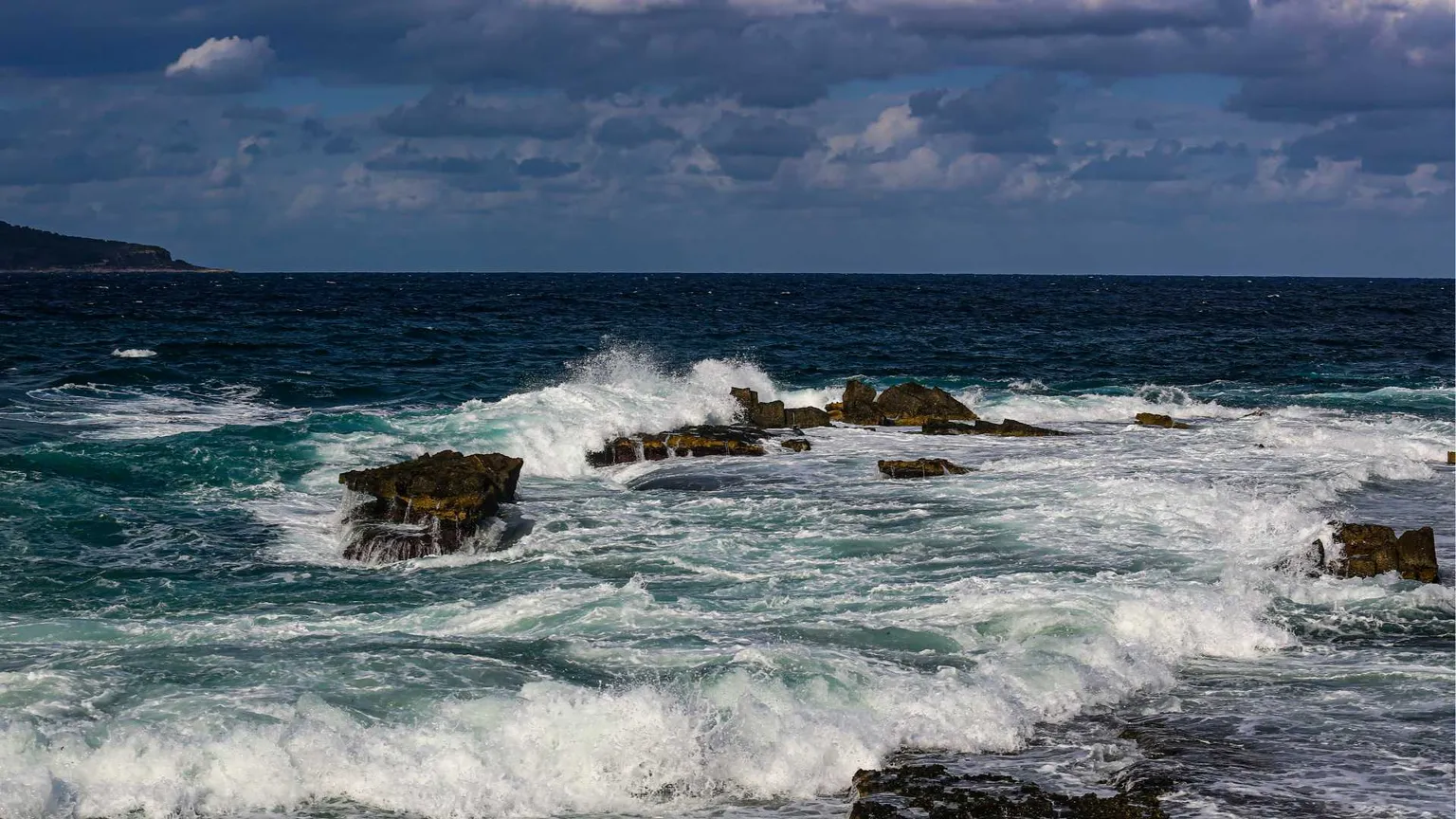Lo scienziato del Cmcc esperto di oceanografia: «Il Mediterraneo mai così caldo
con picchi fino a 8 gradi in più»