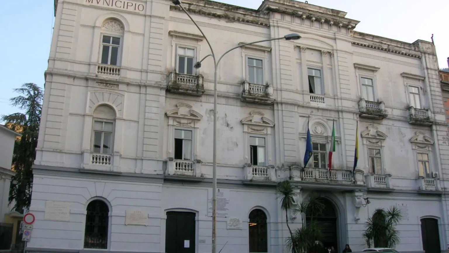 La camorra nelle istituzioni: allarme per i Comuni sciolti in Campania