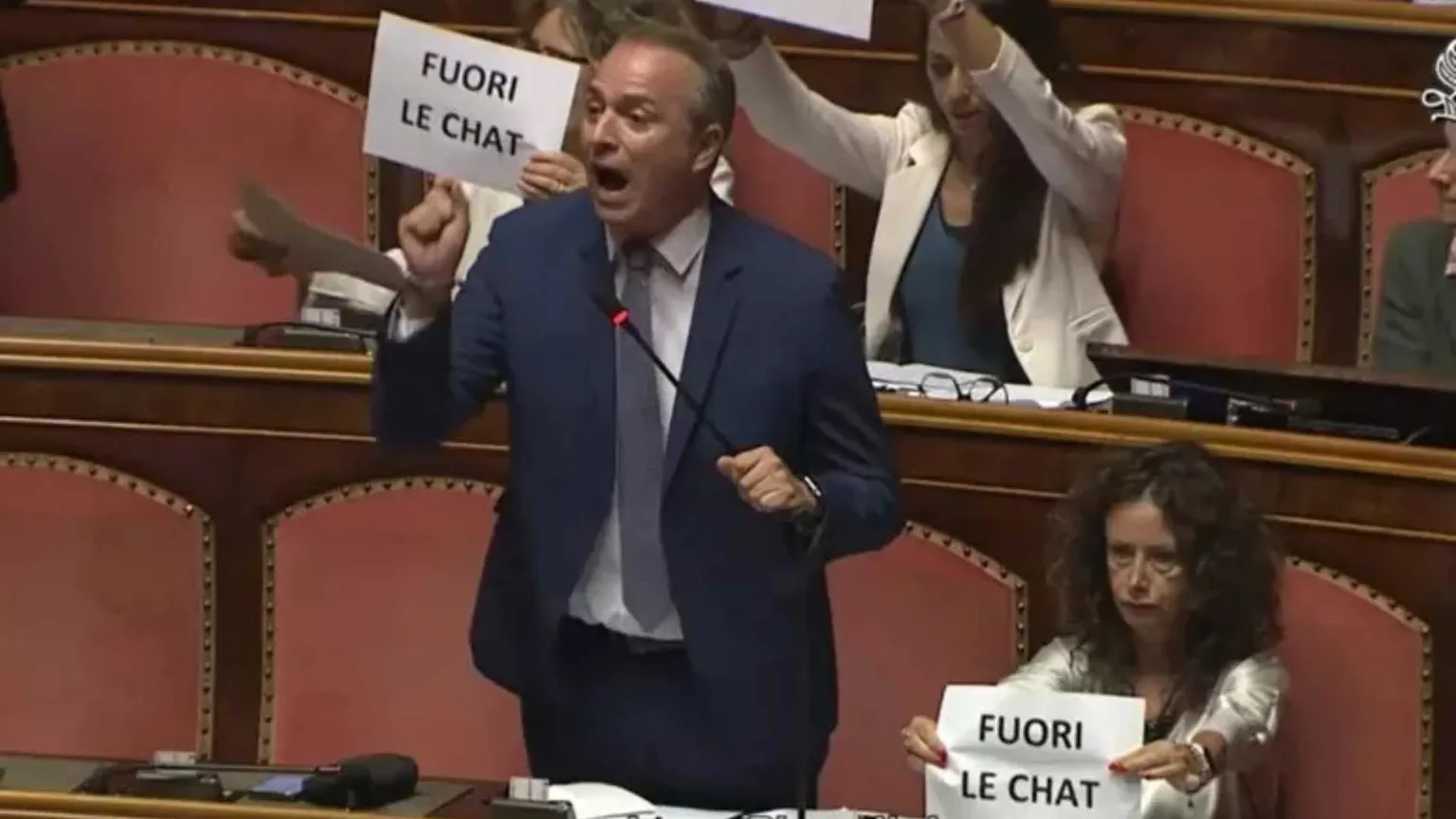 Caso Delmastro, i senatori M5s occupano i banchi del Governo