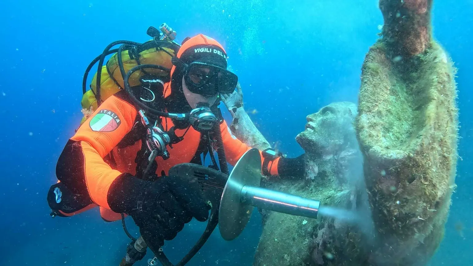 Una delle foto delle operazioni di pulizia del Cristo degli abissi diffuse dalla Soprintendenza Archeologia, Belle Arti e Paesaggio della Liguria