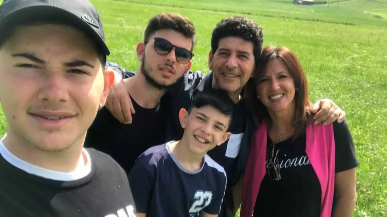 Gino Ciccarelli, al centro, con la moglie Rossana e i figli Paolo, Bruno e Matteo