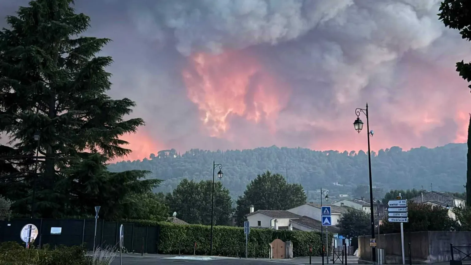 In Provenza l’incendio ha risparmiato il santuario di Cotignac: «Un miracolo della Madonna delle Grazie»