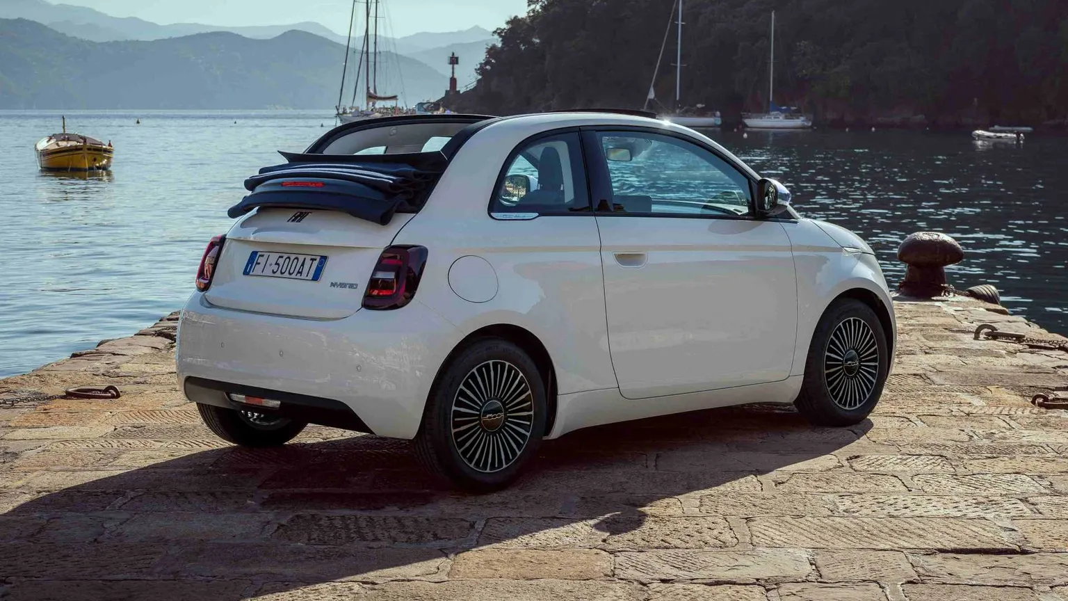 Una bella scoperta: il fascino della Dolce Vita rivive sulla Fiat 500 Hybrid Cabrio