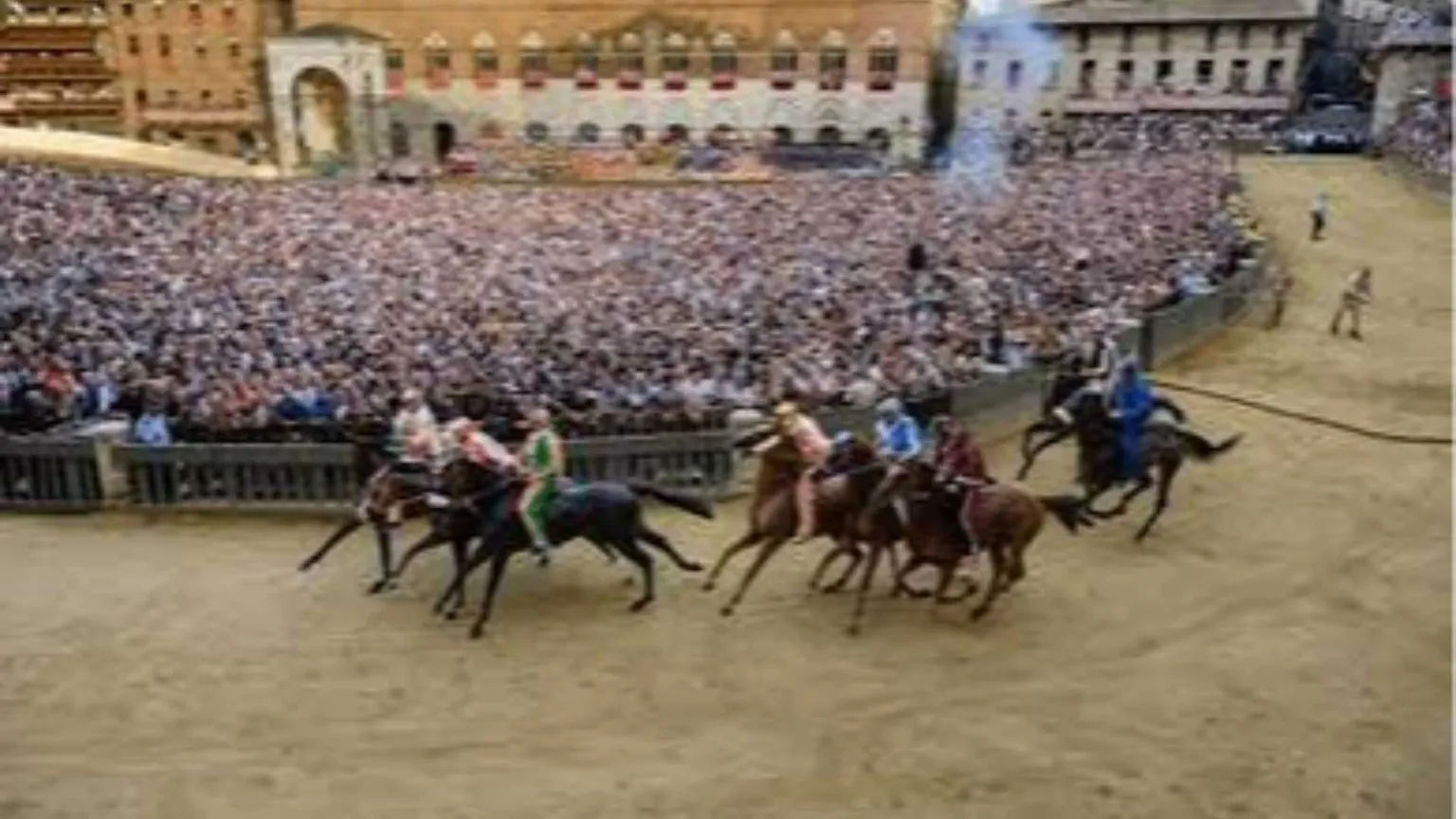 Palio di Siena, alla ricerca di oltre 100 addetti all'accoglienza
