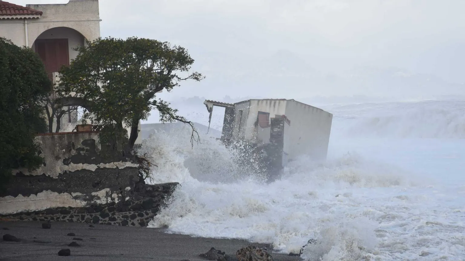 Mareggiate, cemento ed eventi estremi: cosa sta distruggendo le spiagge italiane