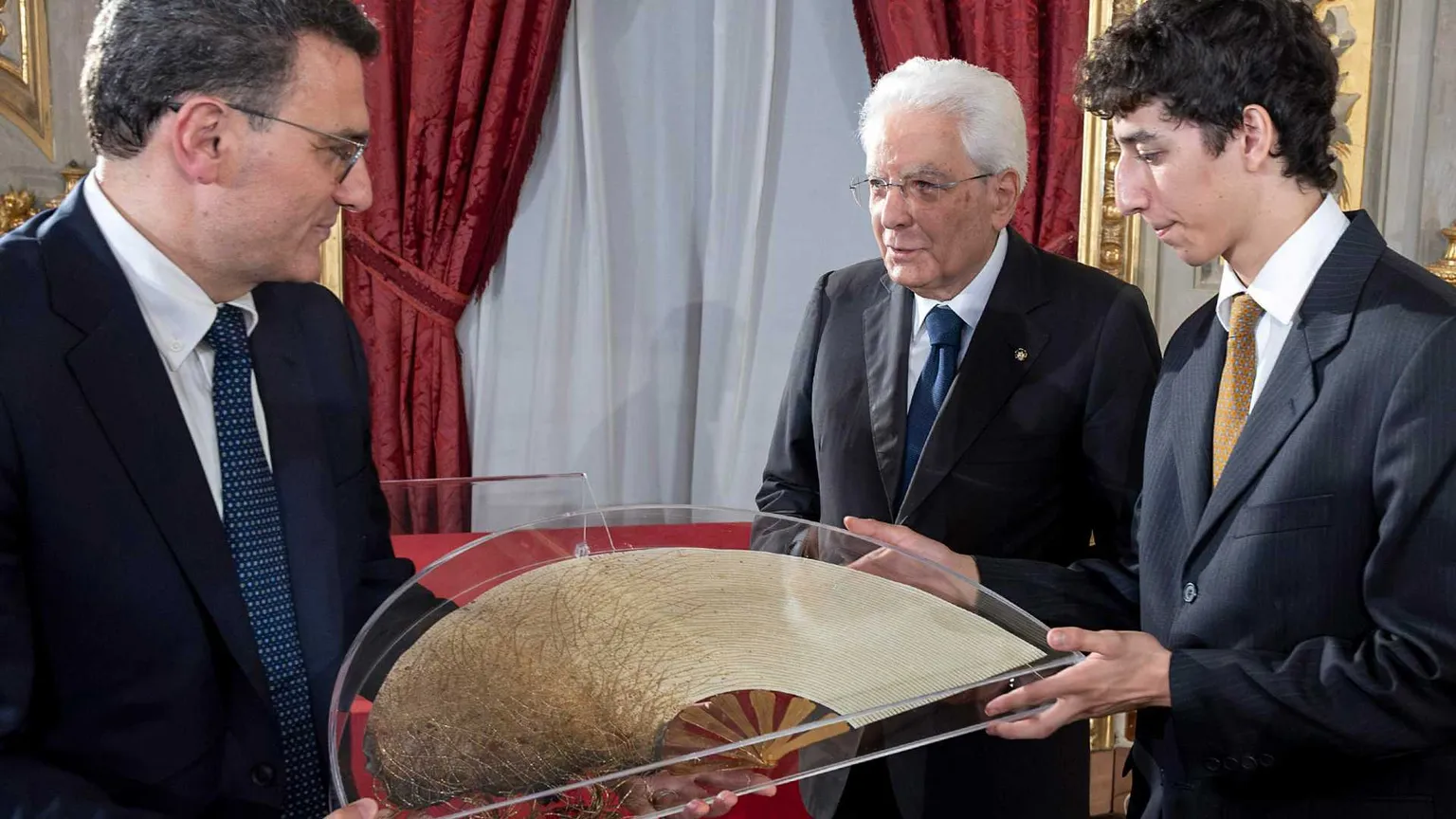 Il Presidente Sergio Mattarella riceve il Ventaglio da parte dellAssociazione Stampa Parlamentare/ ANSA
