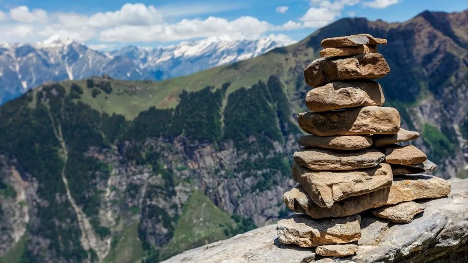 Lo strano caso degli “ometti”: così la montagna perde la strada