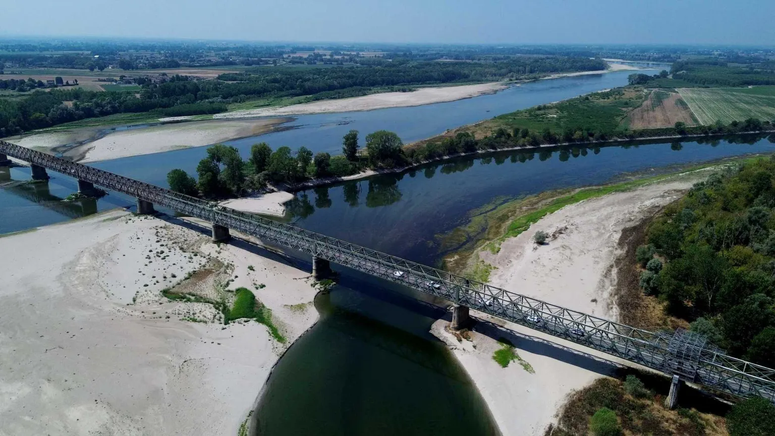 Caldo e siccità: il Fiume Po non è mai stato così basso. «Ma nessuno parla più di clima»