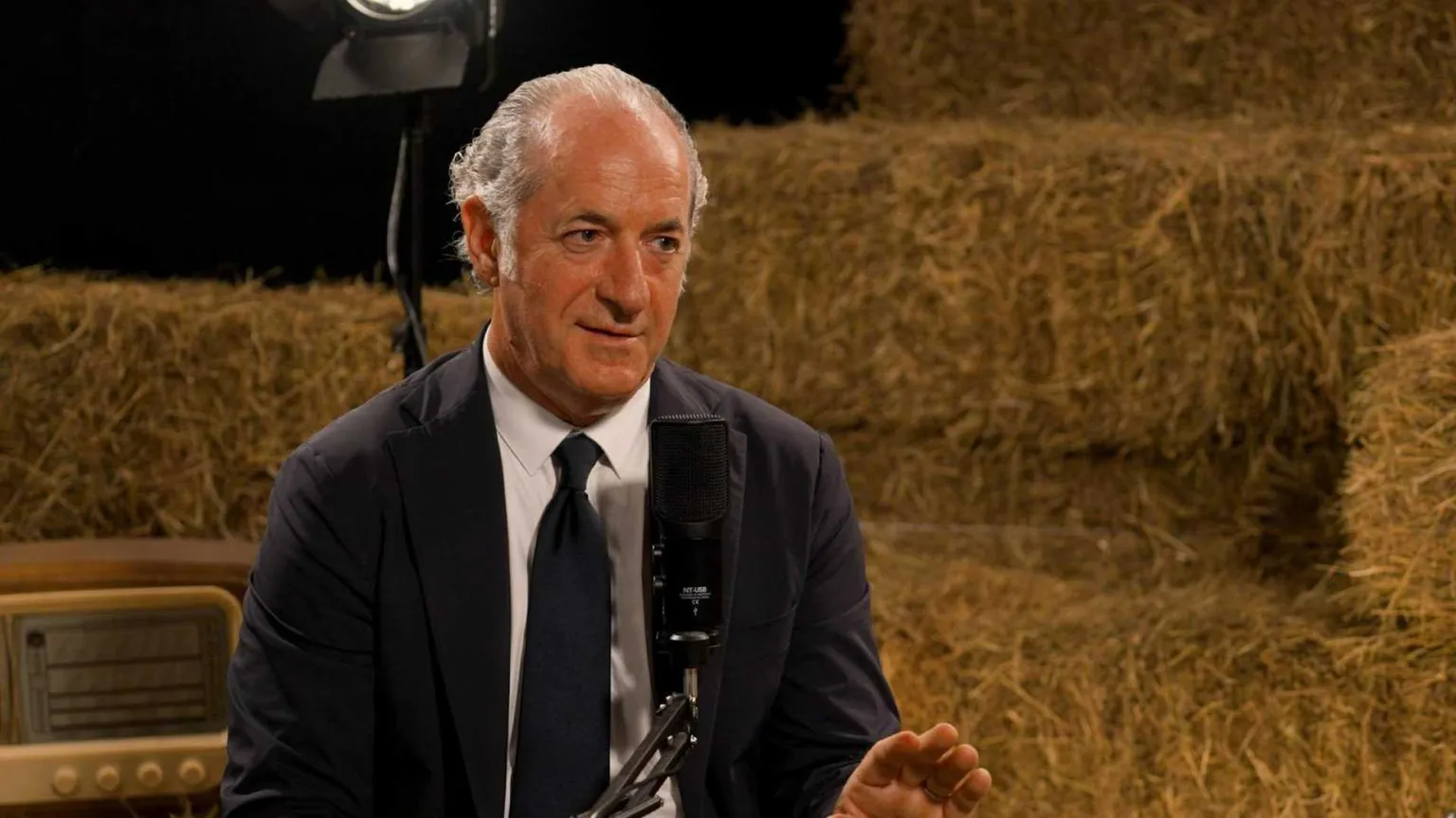 Luca Zaia durante un'intervista all'arcivescovo di Bologna e cardinale presidente della Cei, Matteo Zuppi, per il podcast 'Il fienile'