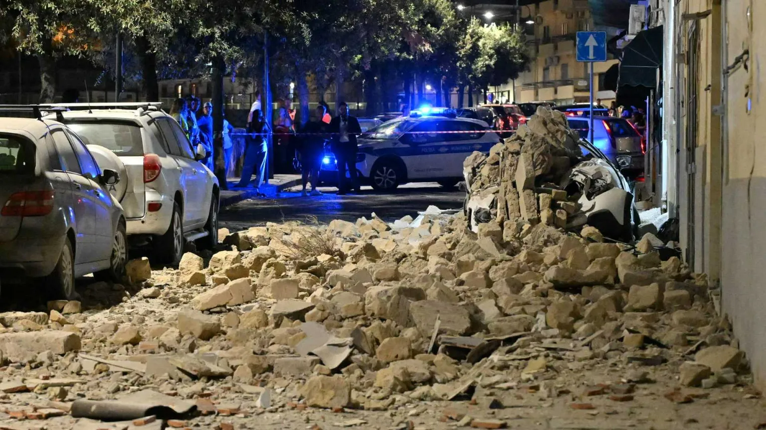 Macerie sopra un'automobile, di notte