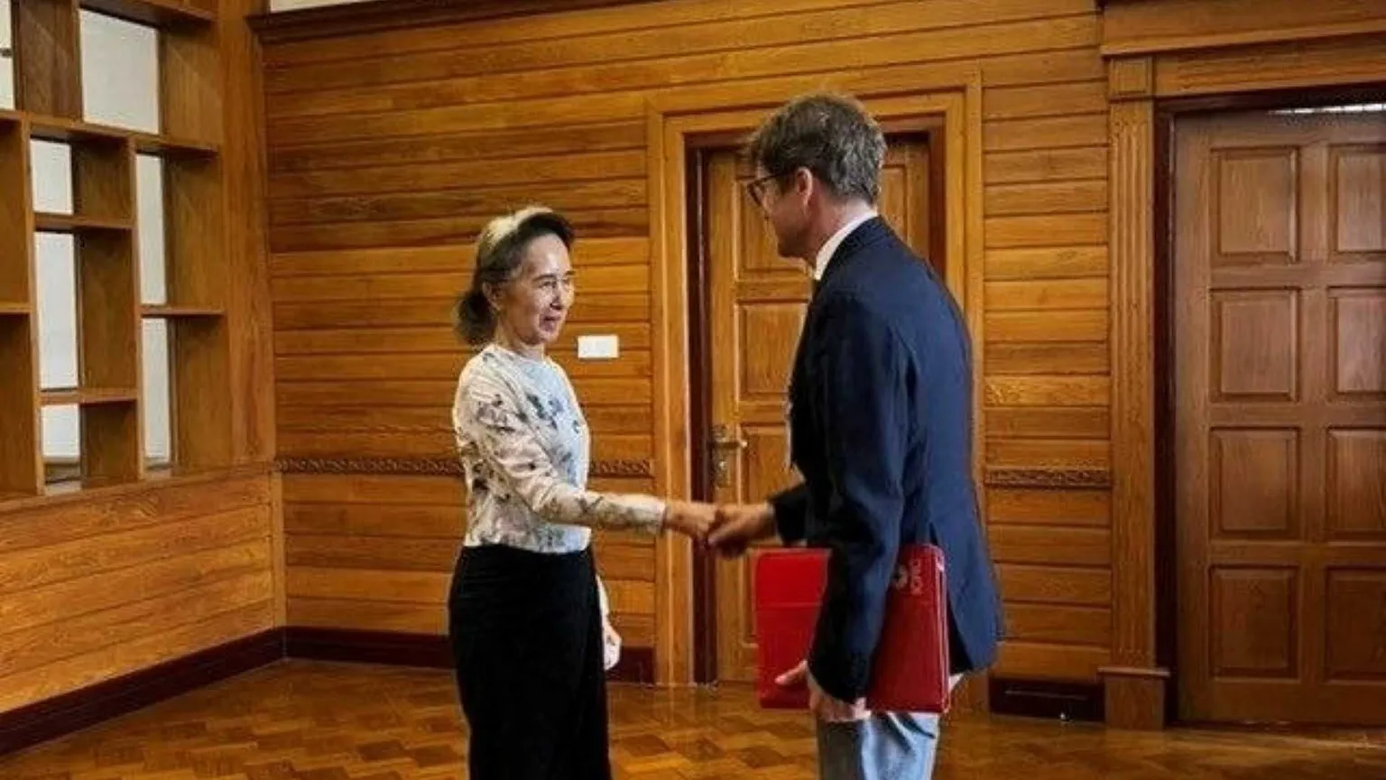La Nobel Suu Kyi riappare dopo anni: le foto che rassicurano il mondo