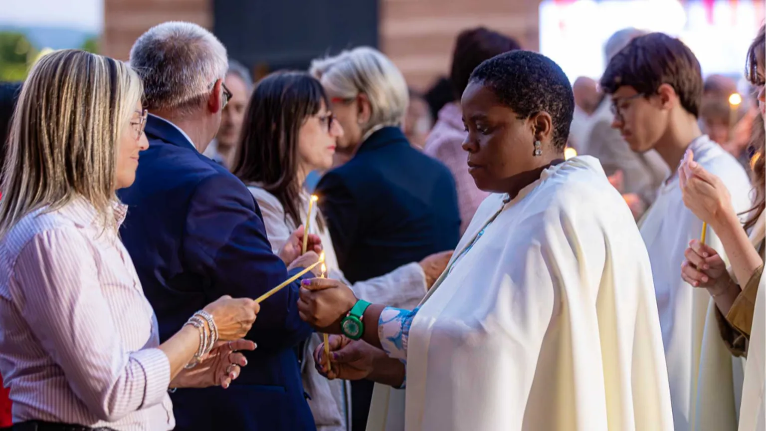 Un momento del rito con i nuovi ministri istituiti per le diocesi di Torino e Susa durante la Veglia di Pentecoste / LA VOCE E IL TEMPO-M.BURSUC