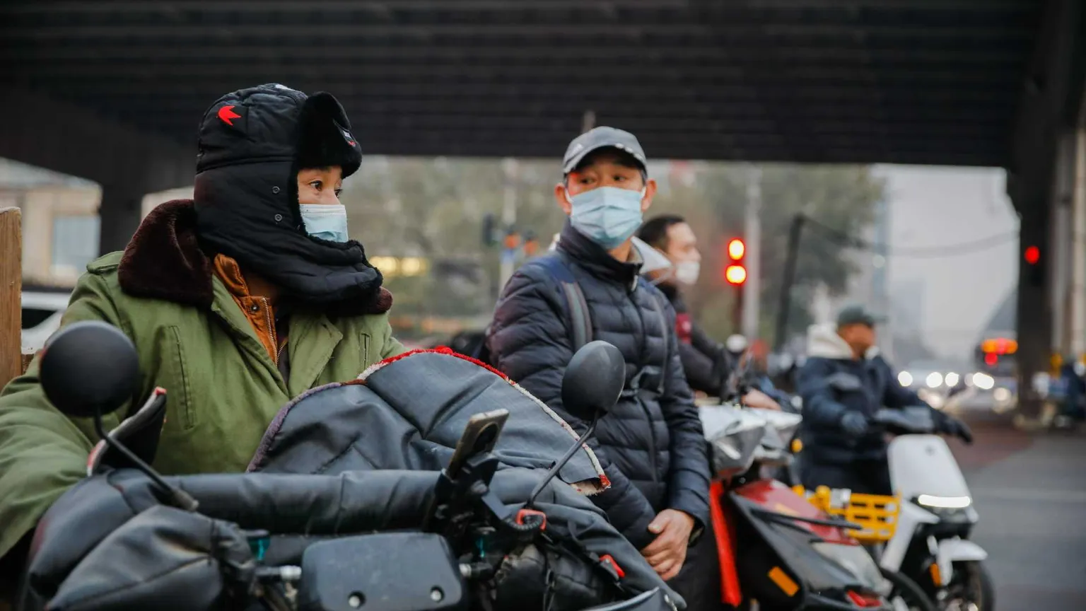 Motociclisti indossano la mascherina a Pechino