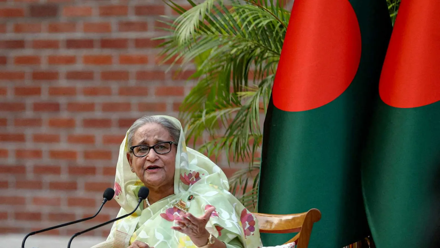 Sheikh Hasina durante un incontro con osservatori e giornalisti stranieri presso la sua residenza a Dacca, in Bangladesh, l'8 gennaio 2024/ REUTERS