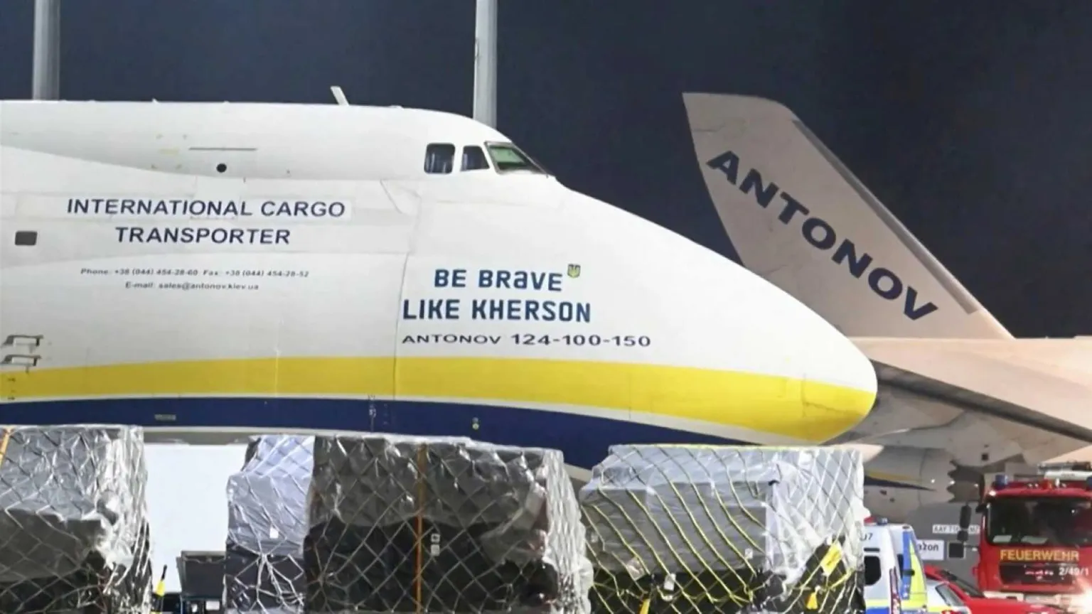 La parte anteriore di un grosso aereo bianco con una striscia di colore blu e azzurro