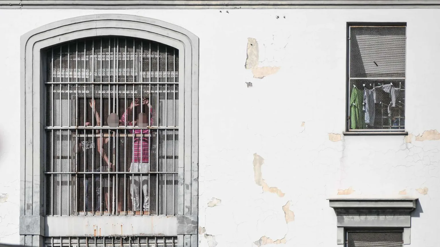 Ai limiti della sopravvivenza, tra caldo estremo e sovraffollamento record: cosa succede nelle carceri italiane?