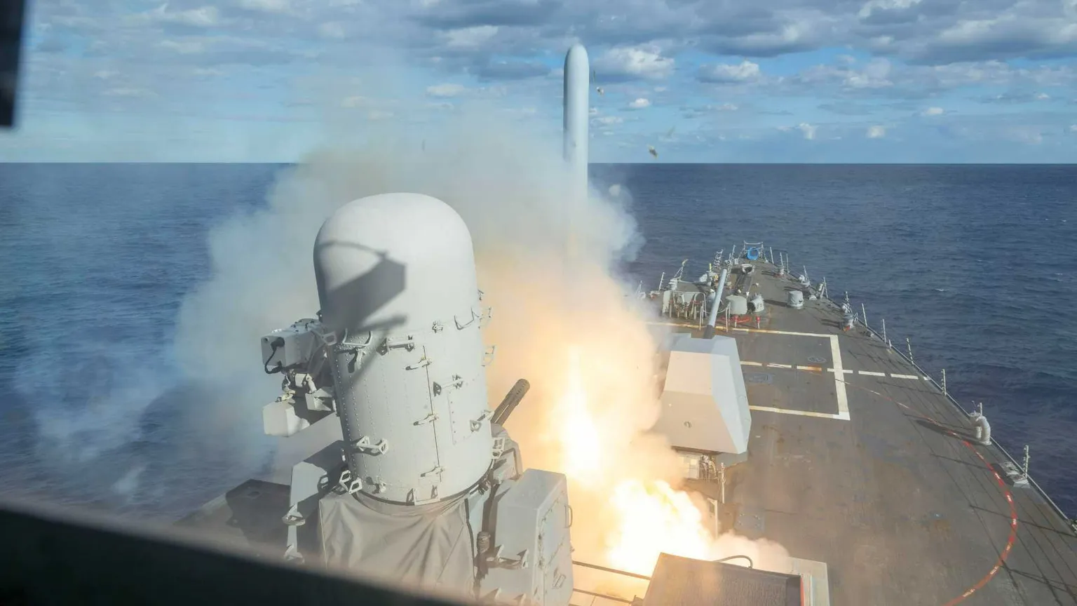Il cacciatorpediniere lanciamissili USS Bulkeley lancia un missile Tomahawk durante le operazioni a supporto dell'Operazione Epic Fury