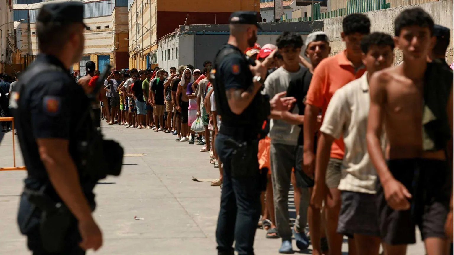 La Spagna intima all'Italia di eliminare i controlli alle frontiere. Meloni: no a ultimatum
