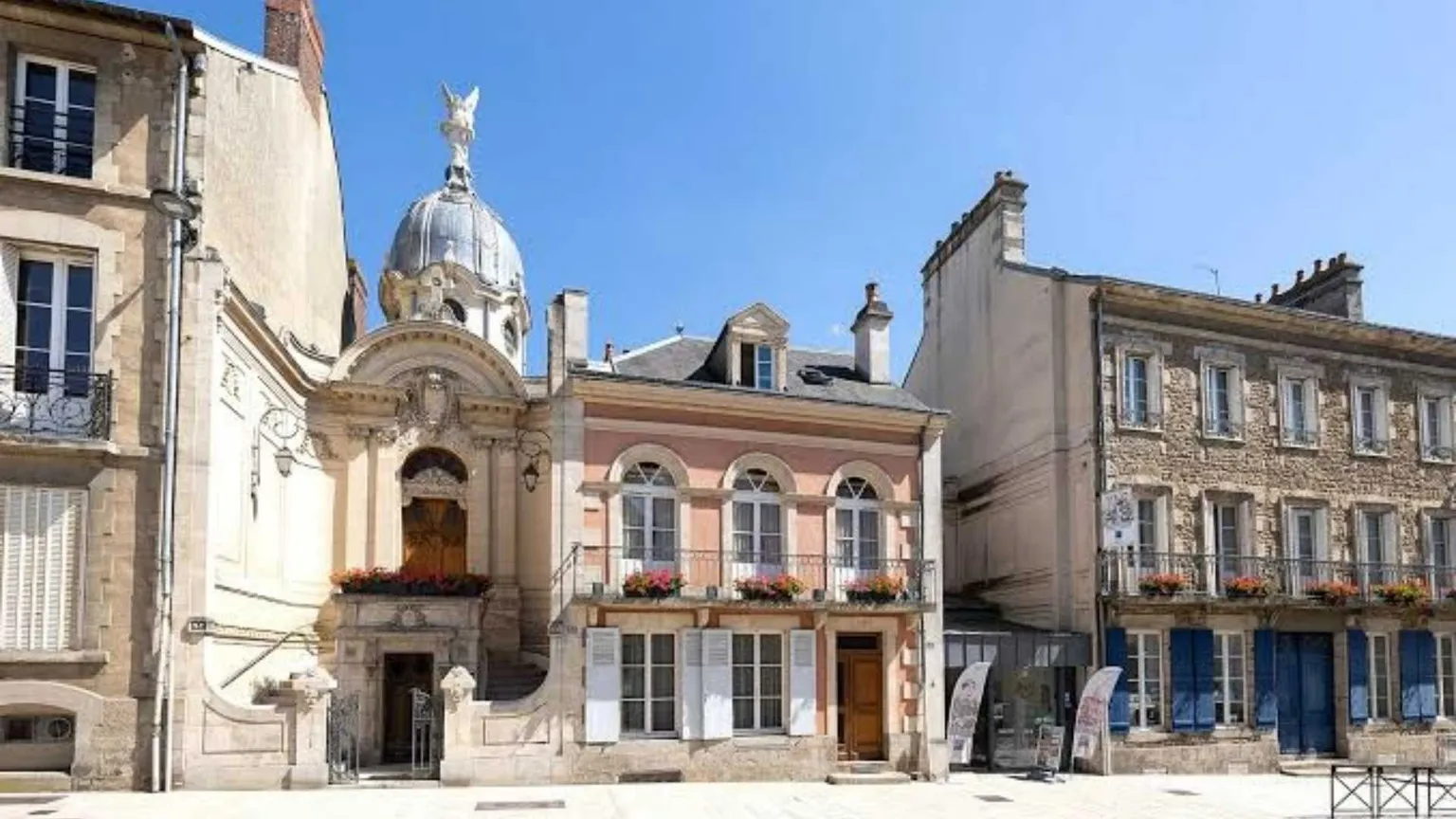 Dalle mamme single ai nonni, porte aperte a tutti nella “casa” dei genitori di Teresa di Lisieux