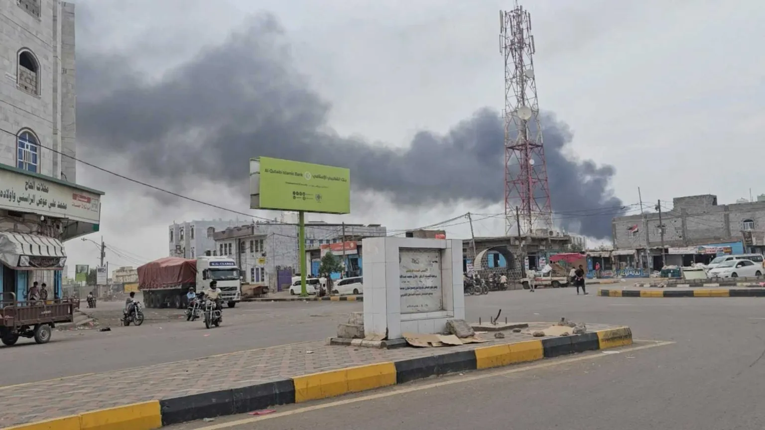 Una colonna di fumo si alza tra gli edifici di una città