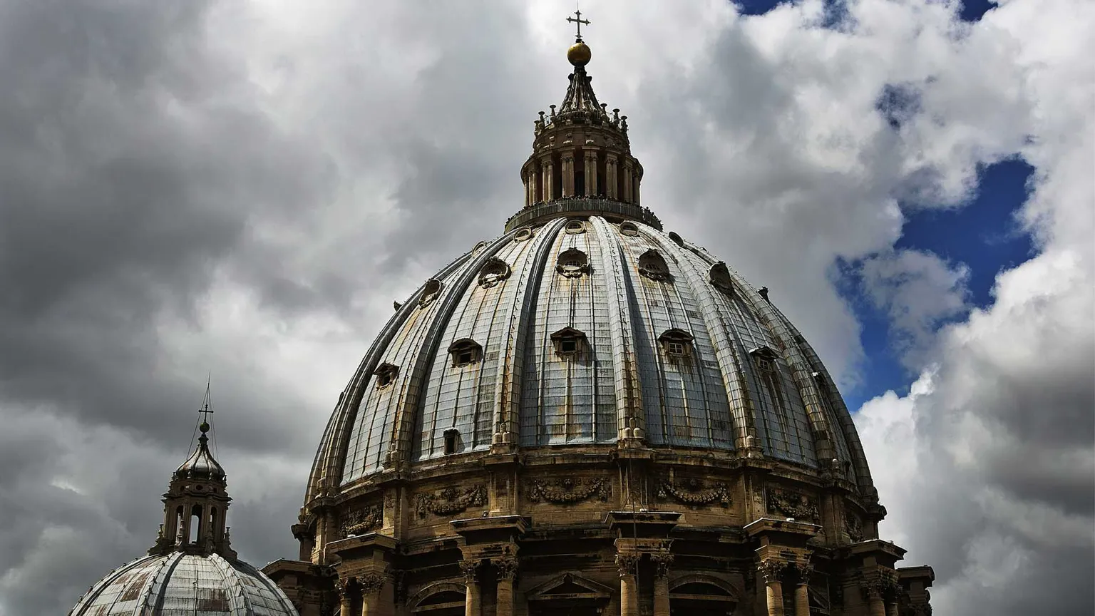 Leone XIV chiama nel Consiglio per l’Economia il cardinale Repole e due donne under 40