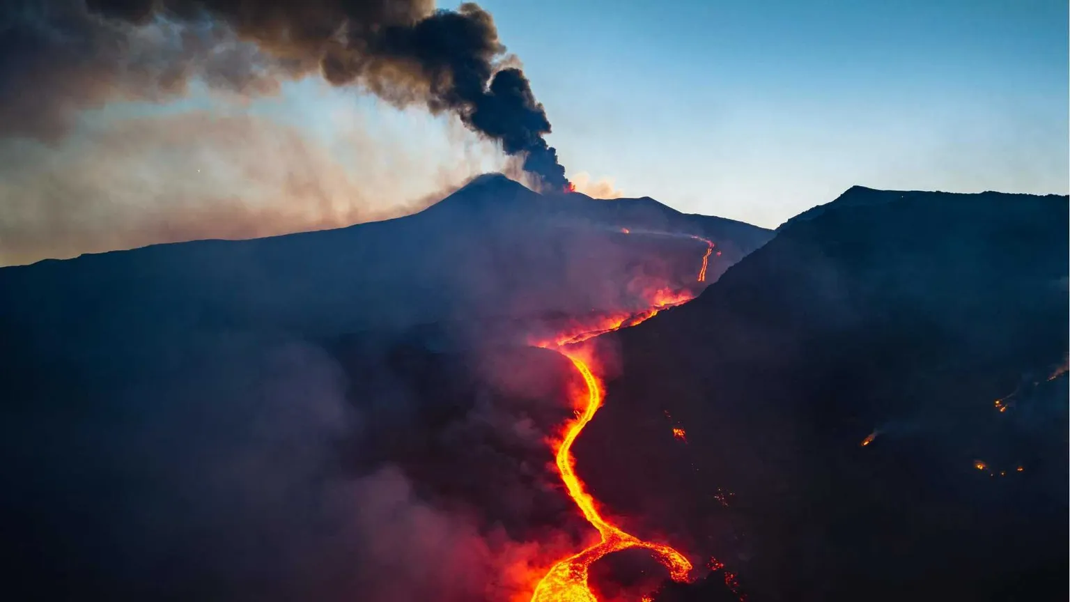 A Catania l'Etna ha fermato tutto: i turisti dormono sulle brandine in aeroporto