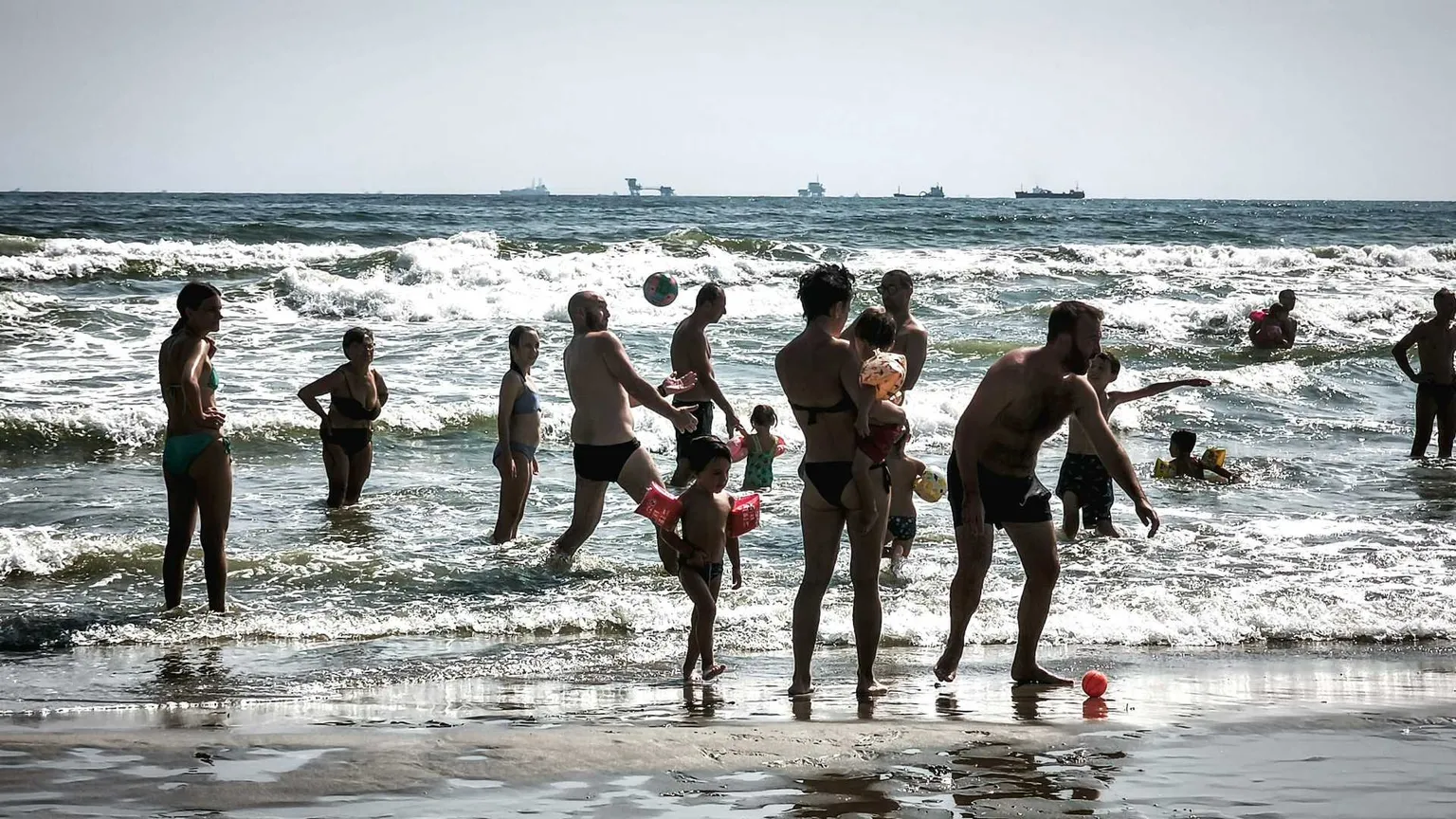 Siamo questa roba qui: in spiaggia (finalmente) i corpi veri, non quelli da social