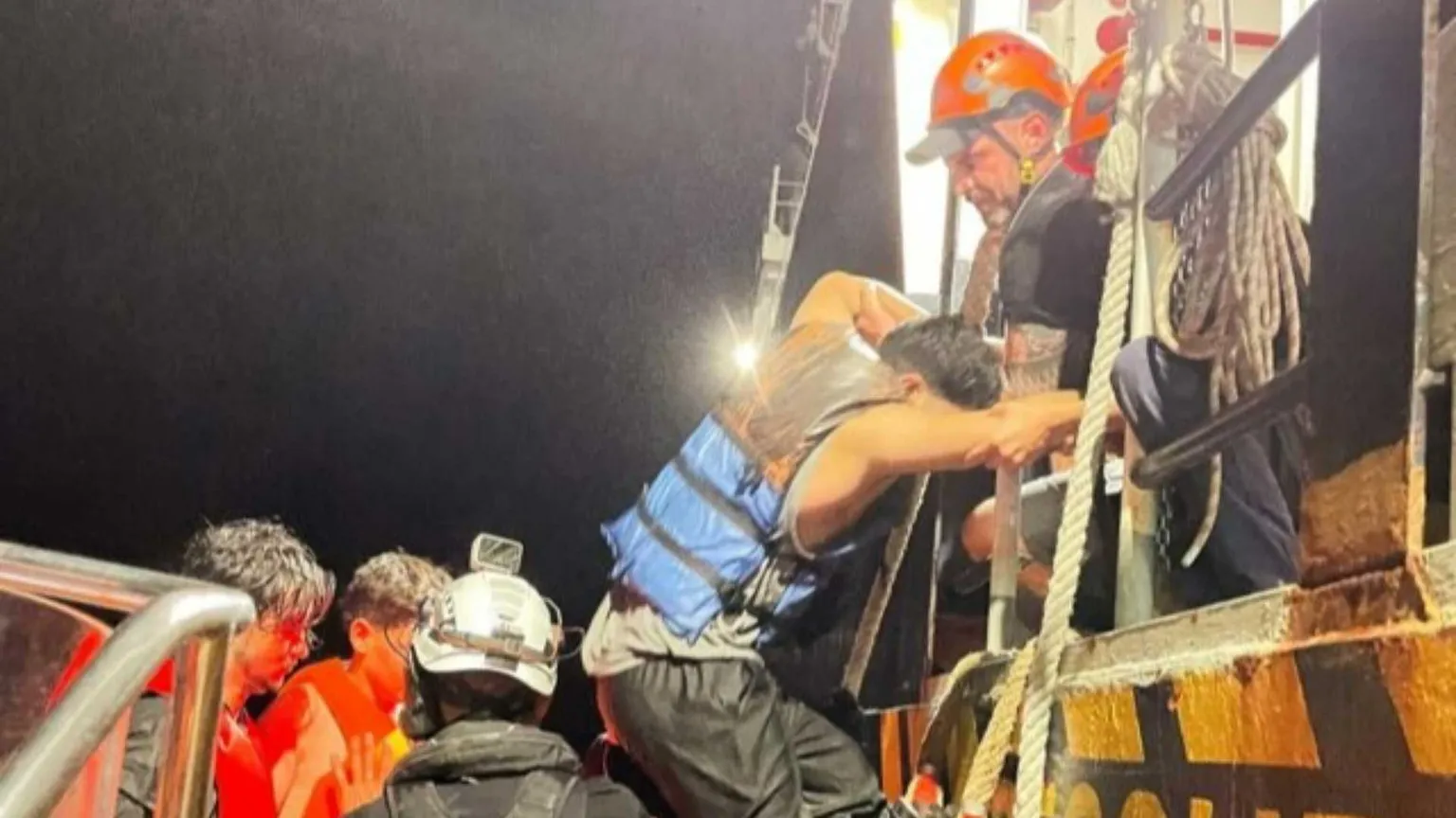Sea-Watch salva sei migranti «gettati in mare dai trafficanti»