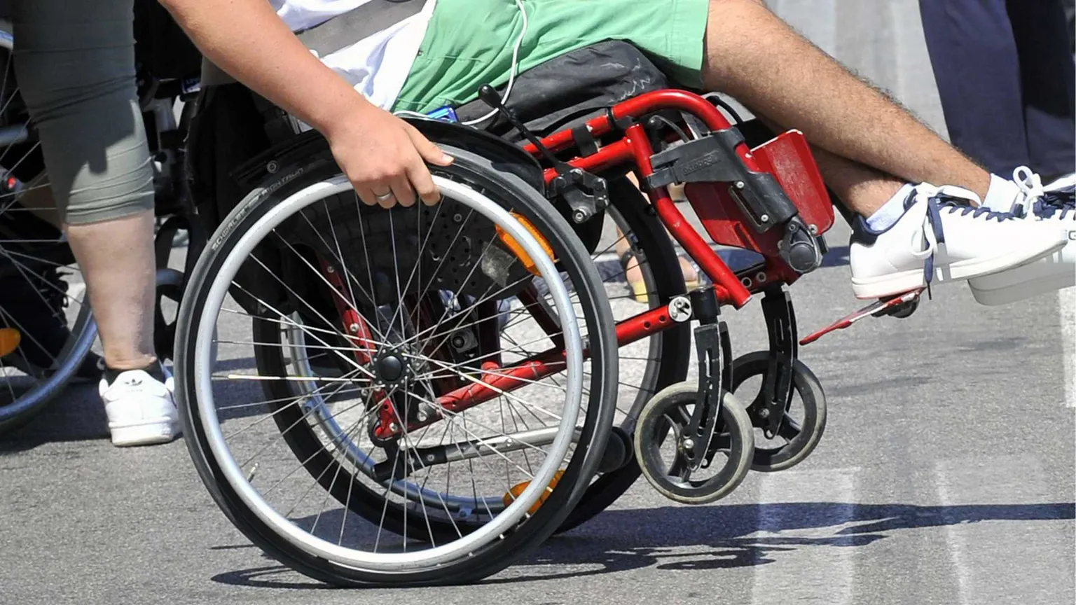 Un ragazzo sulla sedia a rotelle