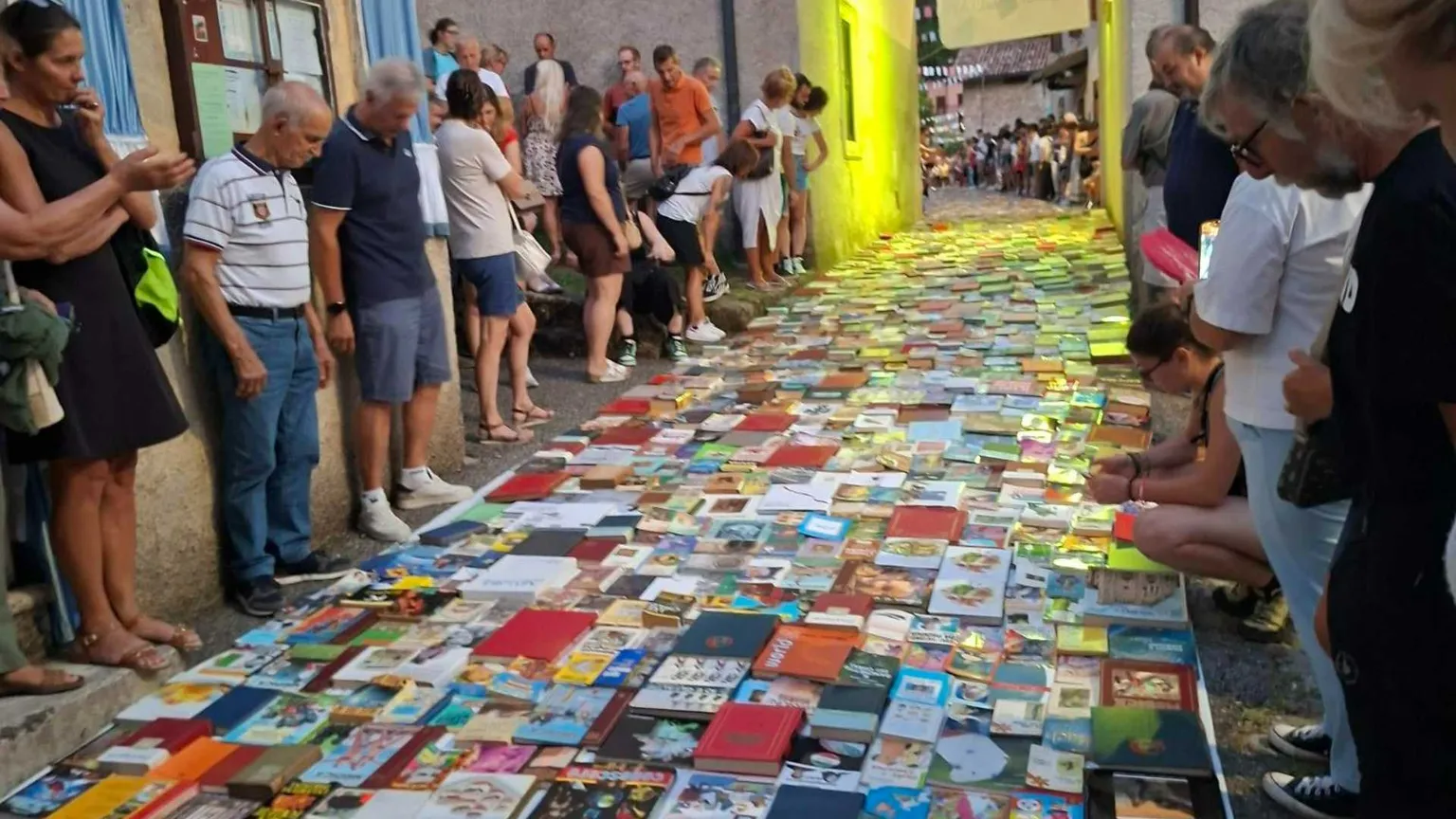 Benvenuti a Tagliata, il borgo che è rinato grazie a una strada lastricata da 7mila libri