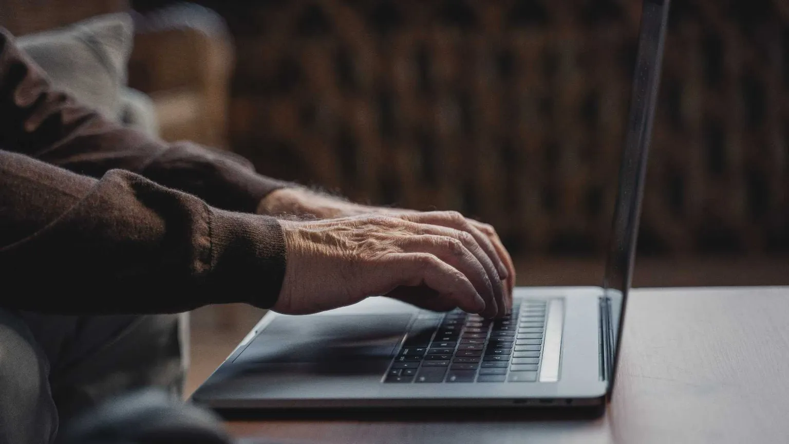 Sanità, banche, servizi: come la rivoluzione digitale ha escluso gli anziani