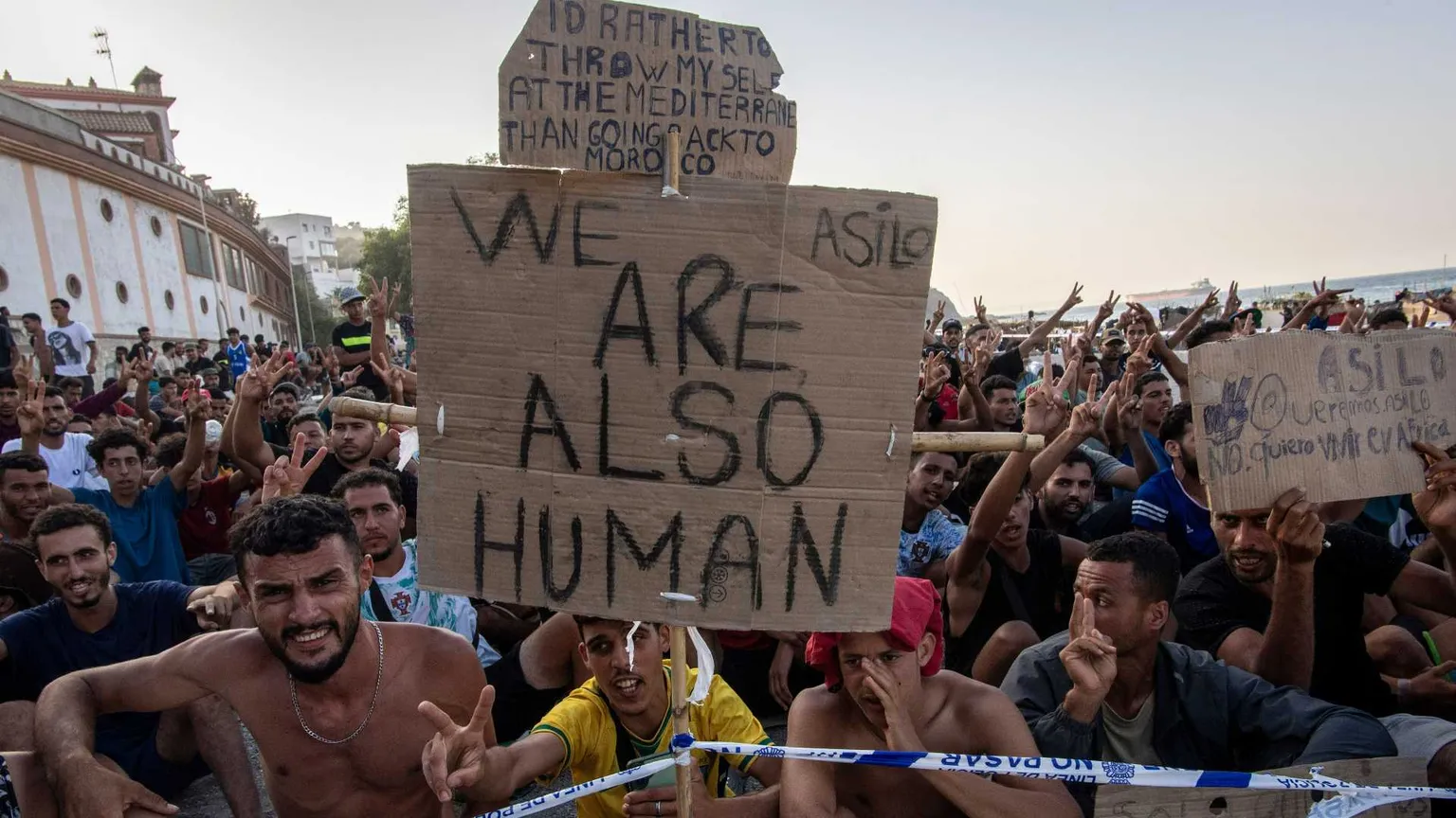 La protesta dei migranti sulla spiaggia di Ceuta