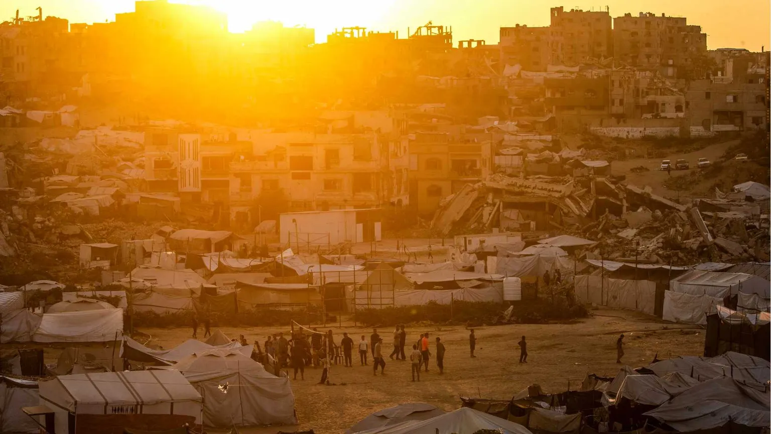 «Le notti a 50 gradi nella tenda di Gaza con mia figlia di 3 anni. Mi chiede perché non respira, non so cosa rispondere»
