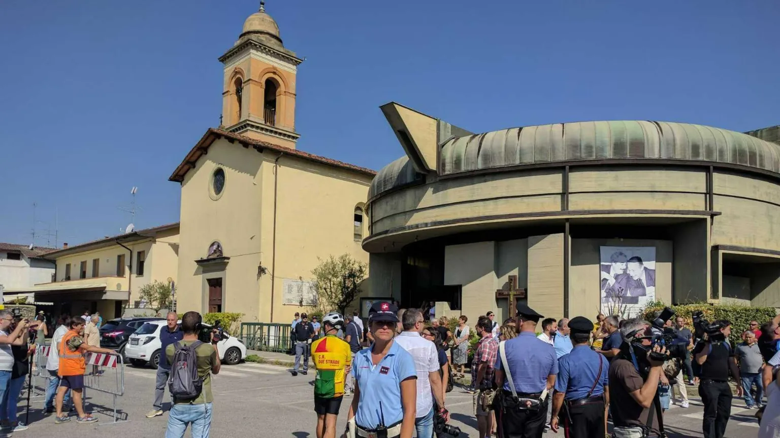La chiesa di Vicofaro in occasione di uno dei primi sit-in organizzati contro don Massimo Biancalani / ANSA