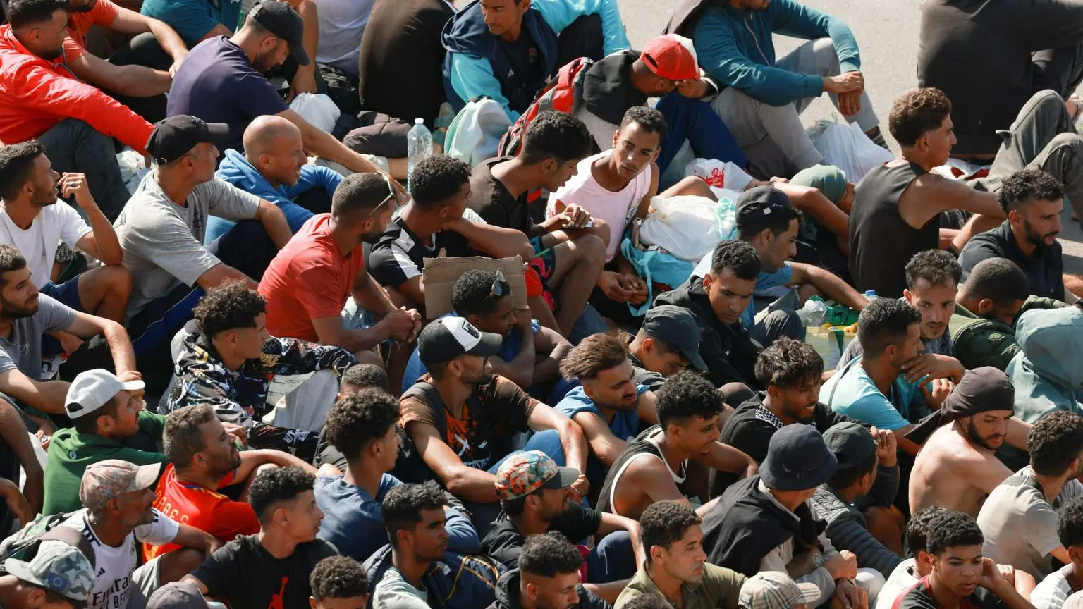 Migranti sulla spiaggia dell'exclave spagnola di Ceuta