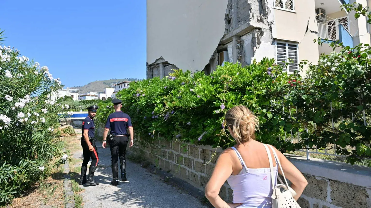 Uno degli edifici lesionati a Pozzuoli / ANSA