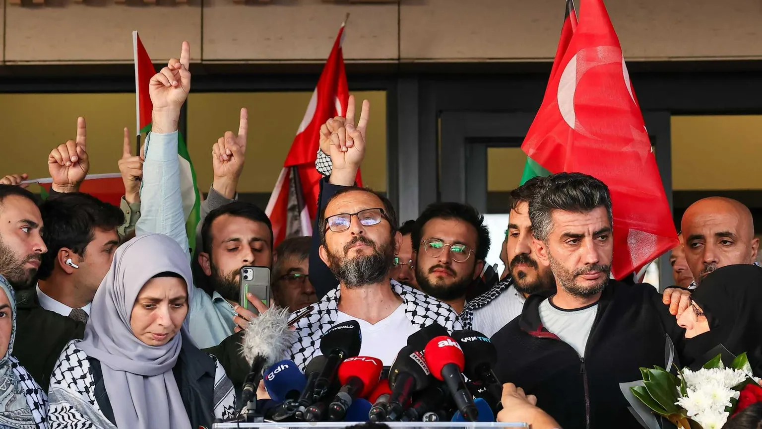 Attivisti turchi della Global Sumud Flotilla parlano alla stampa dopo il ritorno a Istanbul/ ANSA