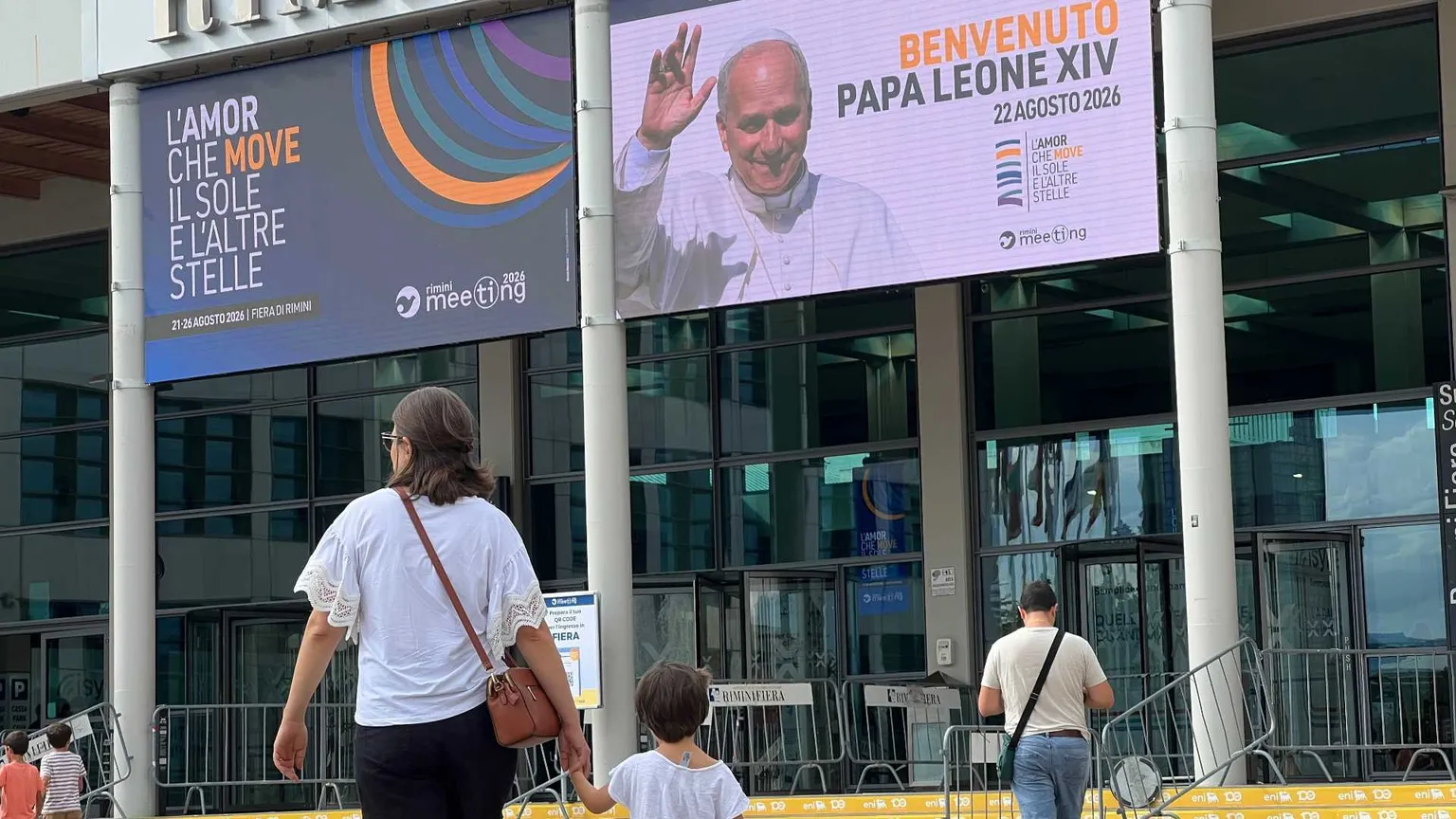 La camminata di un chilometro, le mostre, i bambini: il ritorno del Papa al Meeting
