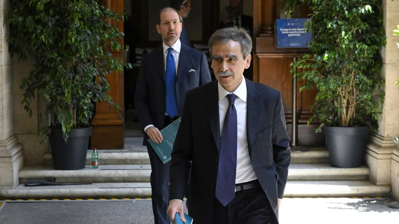L’ad di Mps Luigi Lovaglio, dietro di lui Nicola Maione
