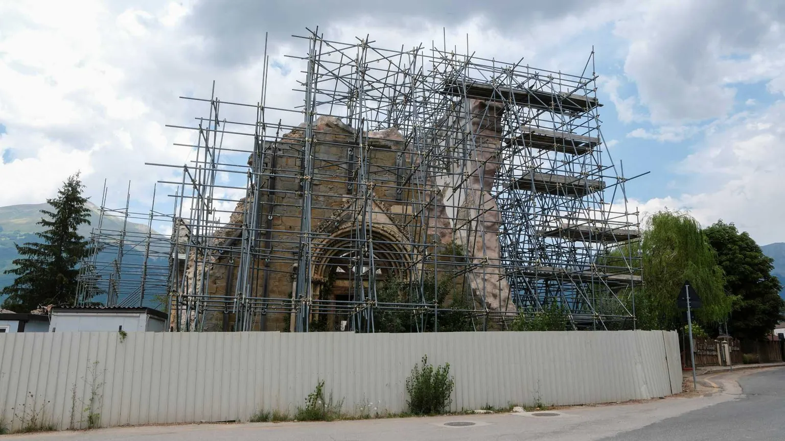 La chiesa di Sant'Agostino ad Amatrice / REUTERS