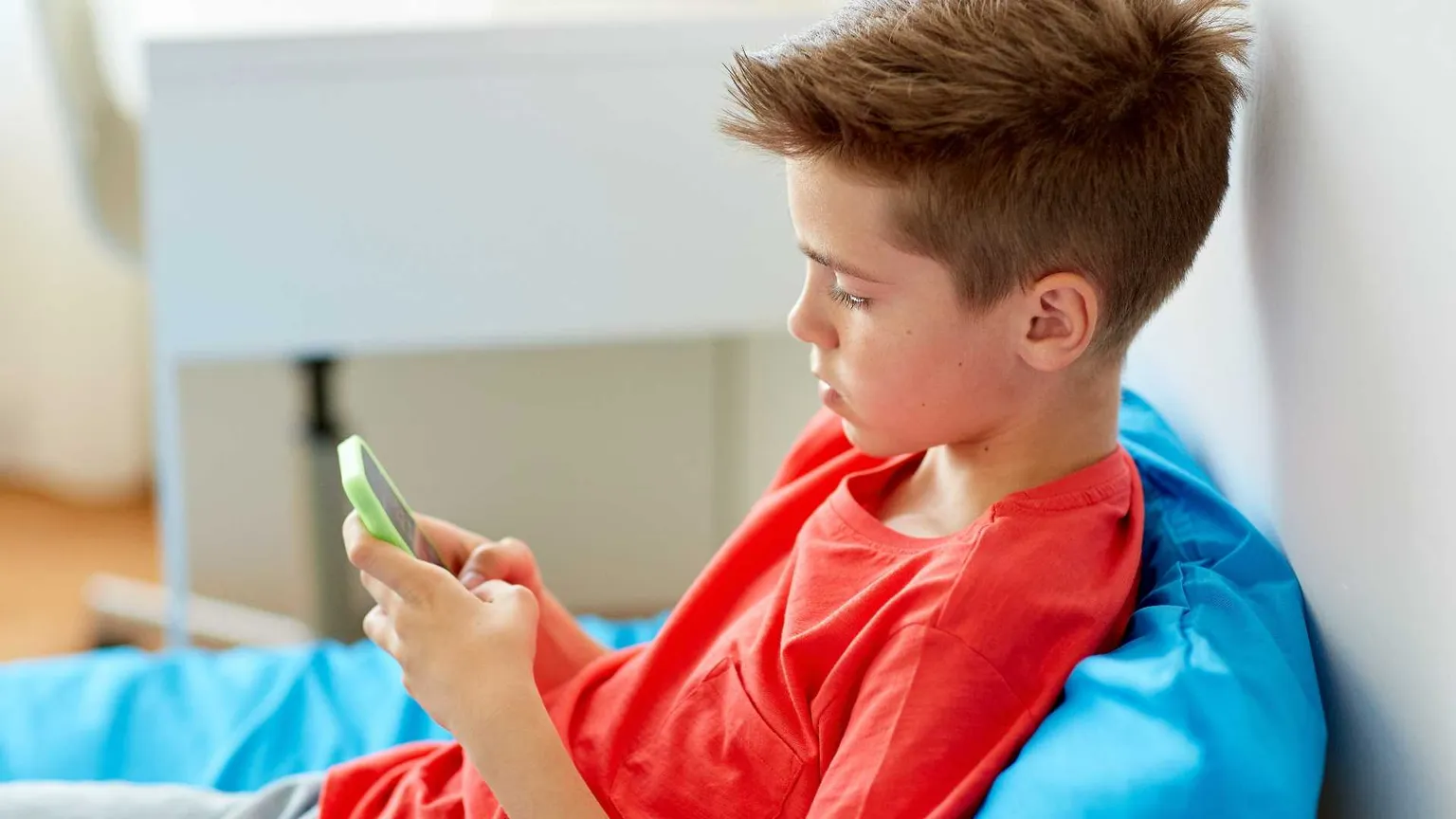 Le responsabilità sui social: ecco come un divieto può educare