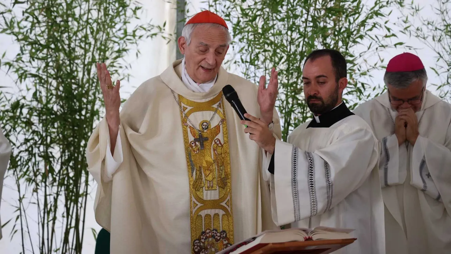 Il presidente della Cei, il cardinale Matteo Zuppi, durante la Messa presso l'area Sae di Pescara del Tronto, ad Arquata del Tronto, in occasione del 10/mo anniversario del sisma che colpì il Centro Italia / ANSA