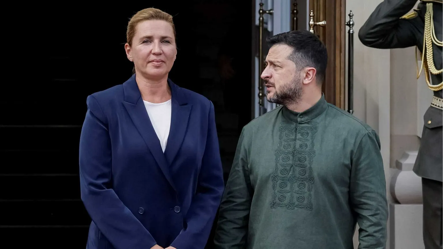 La premier Mette Frederiksen a Kiev, accanto a Zelensky