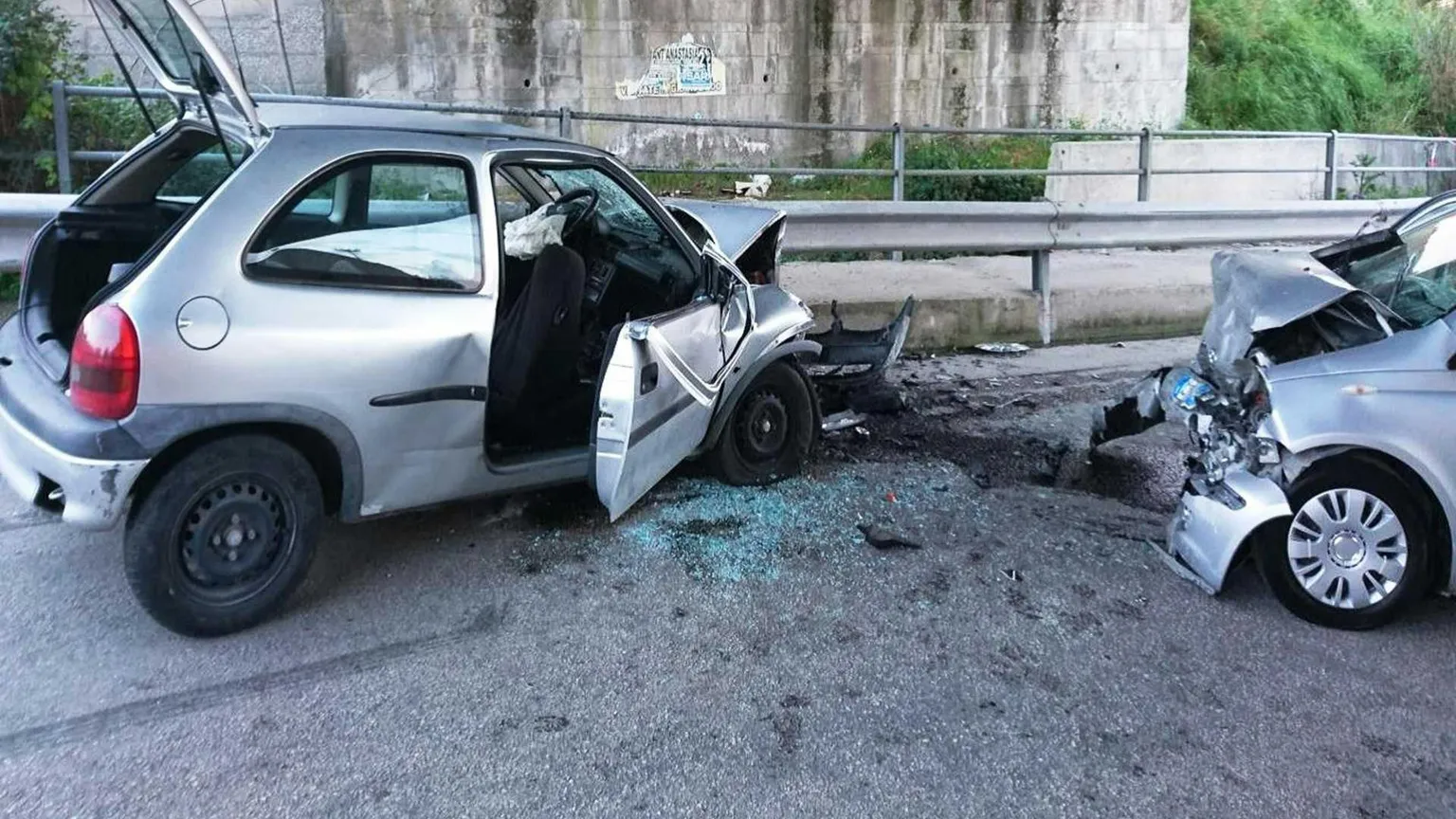 Quel che resta di un'auto dopo un incidente stradale / ANSA