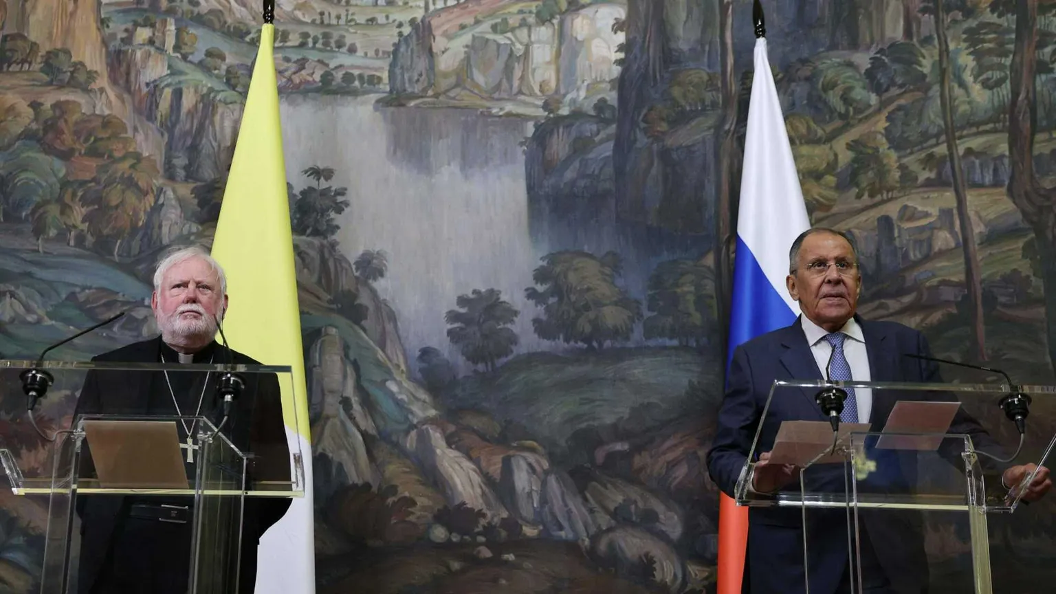 L’arcivescovo Gallagher e il ministro degli Esteri russo Lavrov  alla riunione congiunta con la stampa dopo i colloqui a Mosca / ANSA