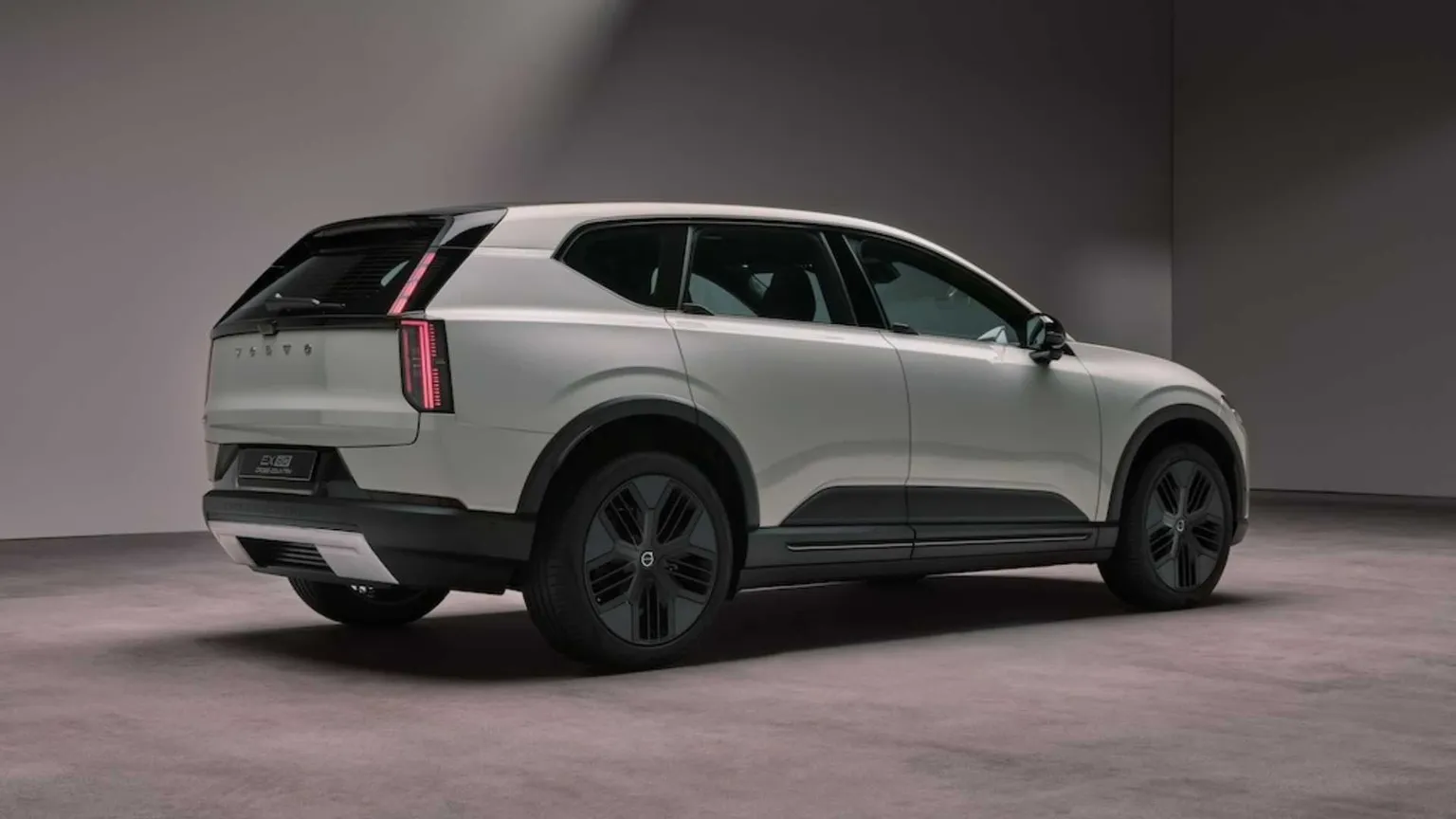 Volvo EX60, la svolta elettrica tra prestazioni e vocazione da stradista