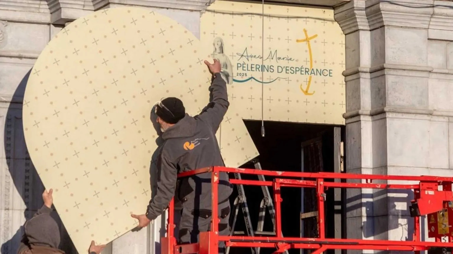 Marzo 2025: al Santuario di Lourdes vengono coperti i mosaici di Rupnik sopra le porte laterali della Basilica del Rosario / SANTUARIO DI LOURDES