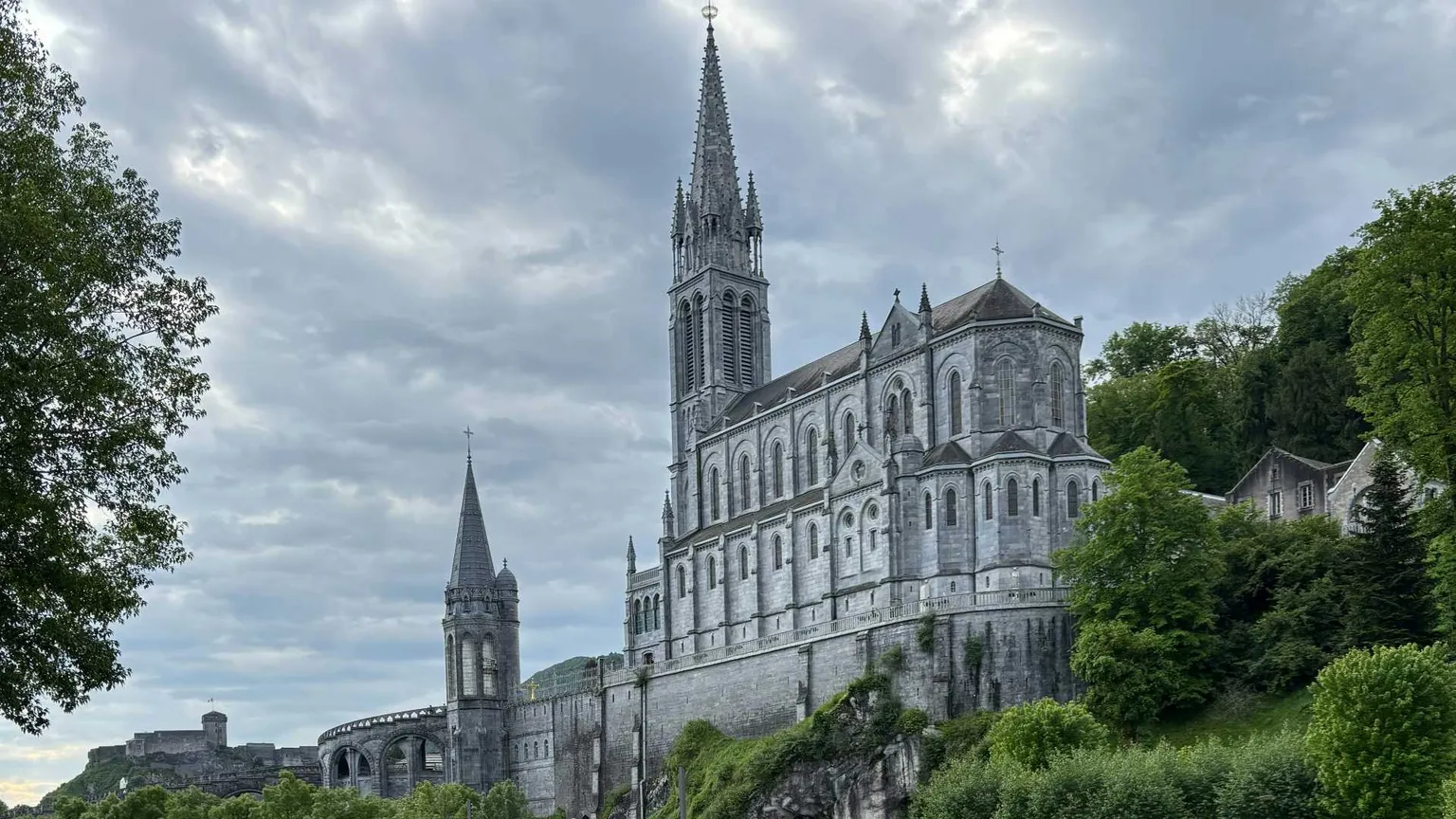 «Il Papa a Lourdes sarà tra i pellegrini con le fiaccole»