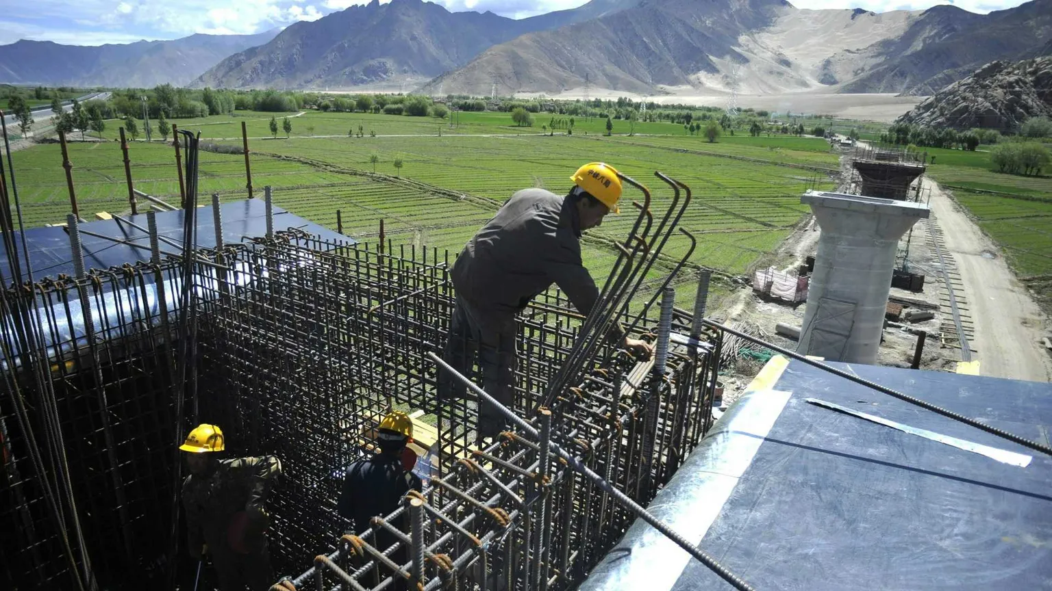 I lavori per la nuova linea ferroviaria nella contea di Qushui, nella zona rurale di Lhasa, in Tibet