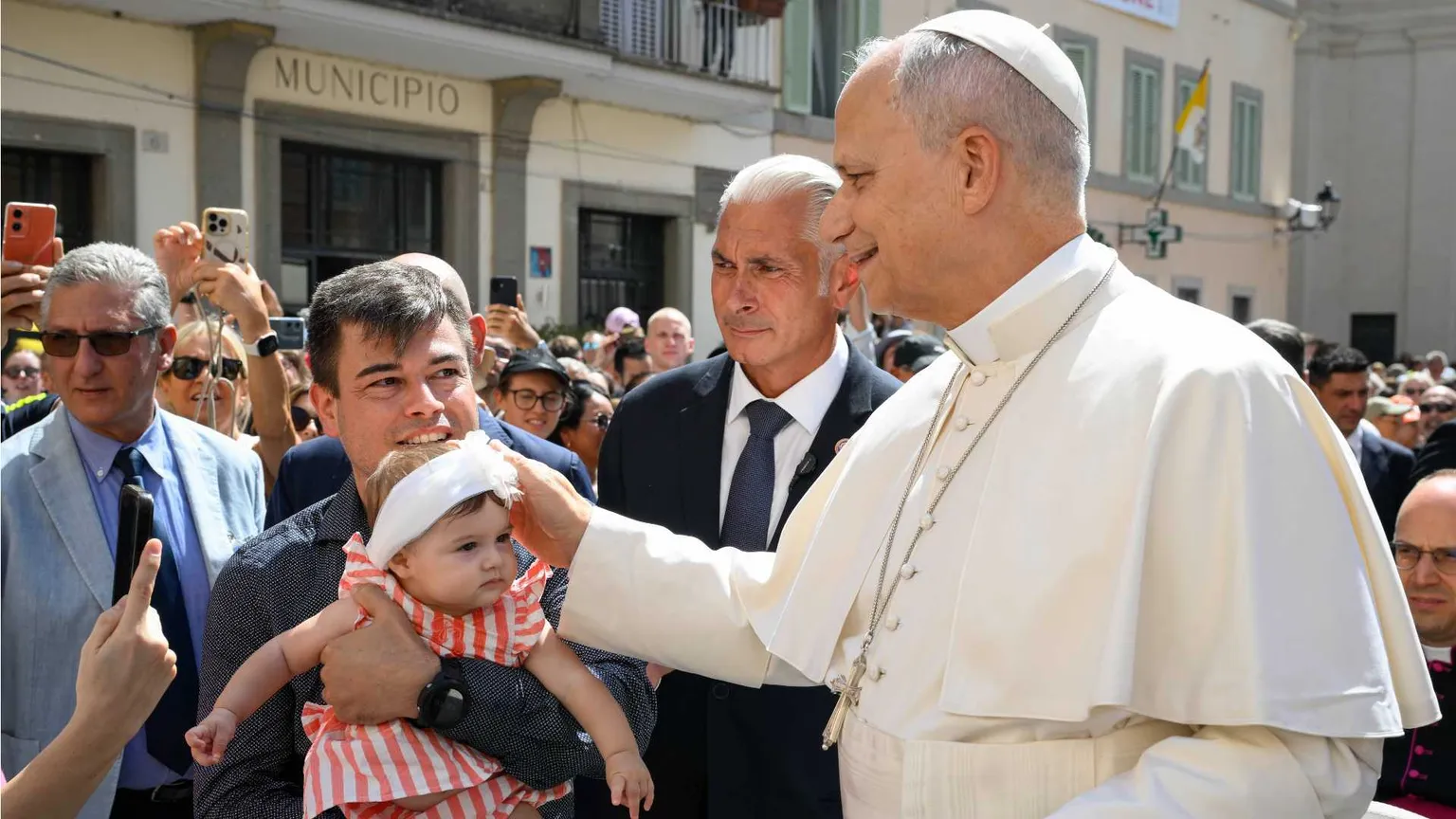 Papa Leone XIV tra i fedeli arrivati a Castel Gandolfo per l'Angelus di ieri, domenica 30 agosto 2026 / VATICAN MEDIA
